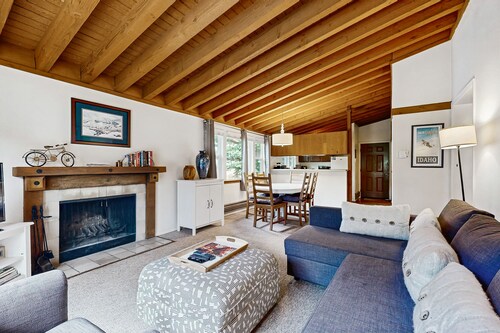 NOUVELLE LISTE! Condo confortable w / piscine partag��e, bain à remous, sauna - pistes de ski, vues de montagne