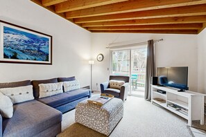 Fernseher, Kamin, Tischfußball, Tischtennisplatte