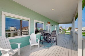 Outdoor dining - Gorgeous home steps to the beach w/shared pool, dock, & boat launch (Galveston)