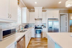 Fridge, microwave, oven, stovetop - Gorgeous home steps to the beach w/shared pool, dock, & boat launch (Galveston)