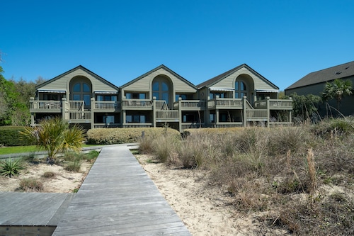 Amazing End-Unit Villa w/ Water/Beach Views! Dog Friendly! 5-Star! Amenity Access included!