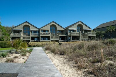 Amazing End-Unit Villa w/ Water/Beach Views! Dog Friendly! 5-Star! Amenity Access included!