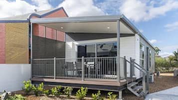 Deluxe 2 Bedroom Cabin - Sleeps 6 | Terrace/patio