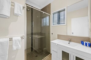 Deluxe 2 Bedroom Cabin | Bathroom | Towels, soap, shampoo - Discovery Parks - Townsville (Wulguru)
