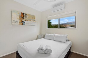 Decoración personalizada, escritorio y tabla de planchar con plancha 