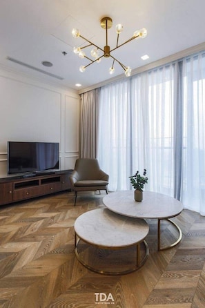 40-inch Smart TV with cable channels, TV - Vinhomes Central Park - MM Home (Ho Chi Minh City)