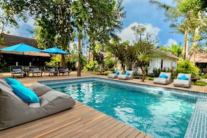 Piscine extérieure, chaises longues