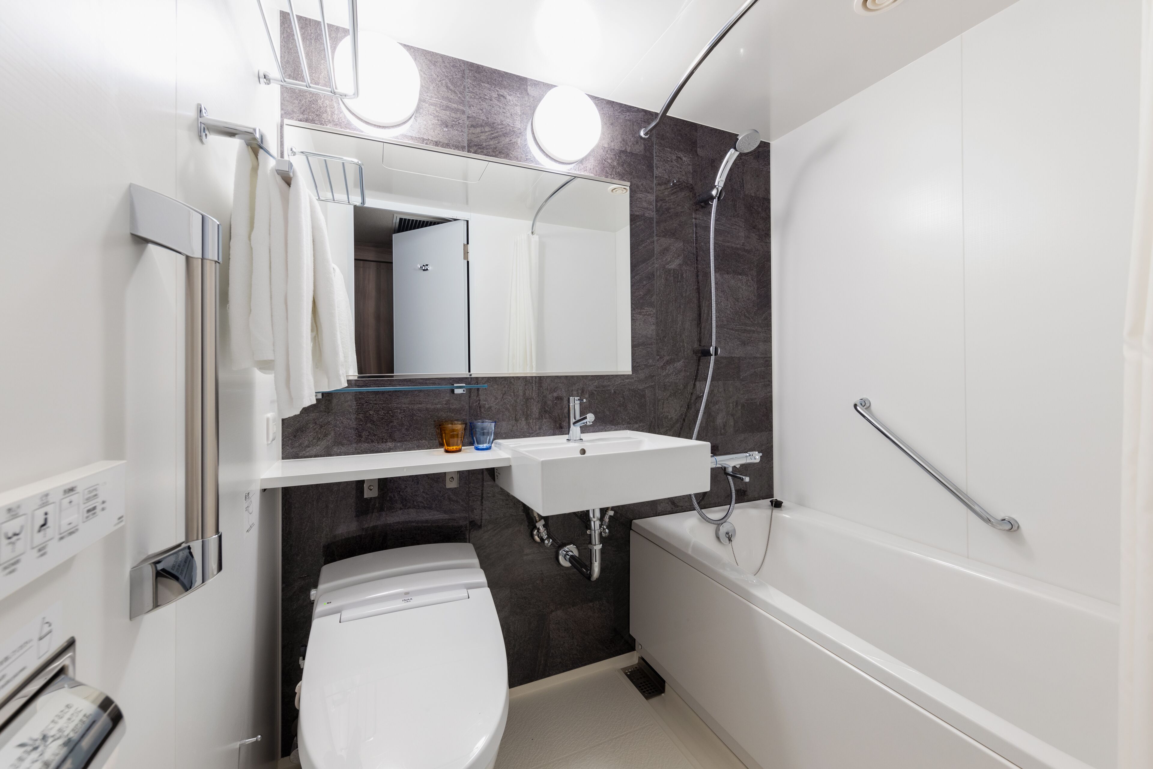 combined shower/bathtub, deep-soaking bathtub, free toiletries