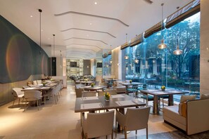 2 restaurants, serveren ontbijt, lunch, diner, Chinese gerechten