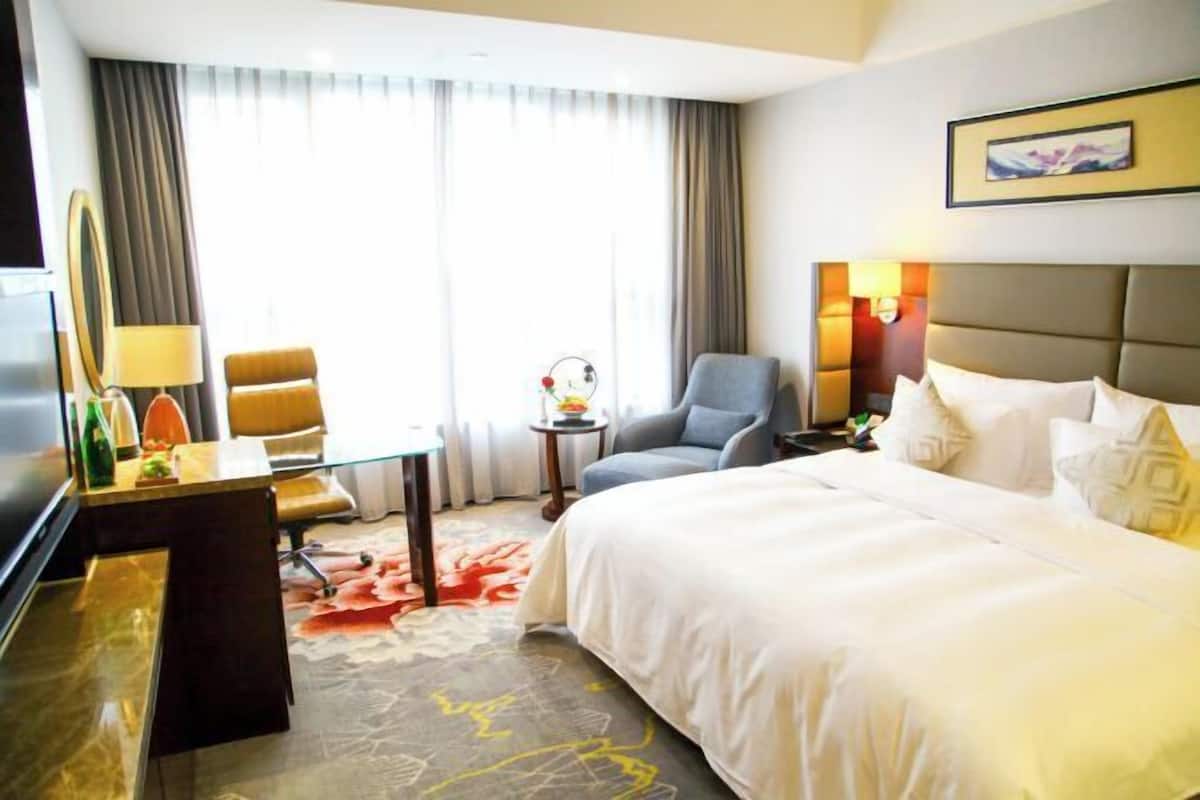 In-room safe, free WiFi, bed sheets