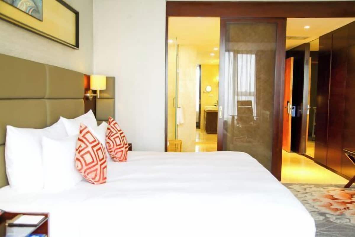 In-room safe, free WiFi, bed sheets