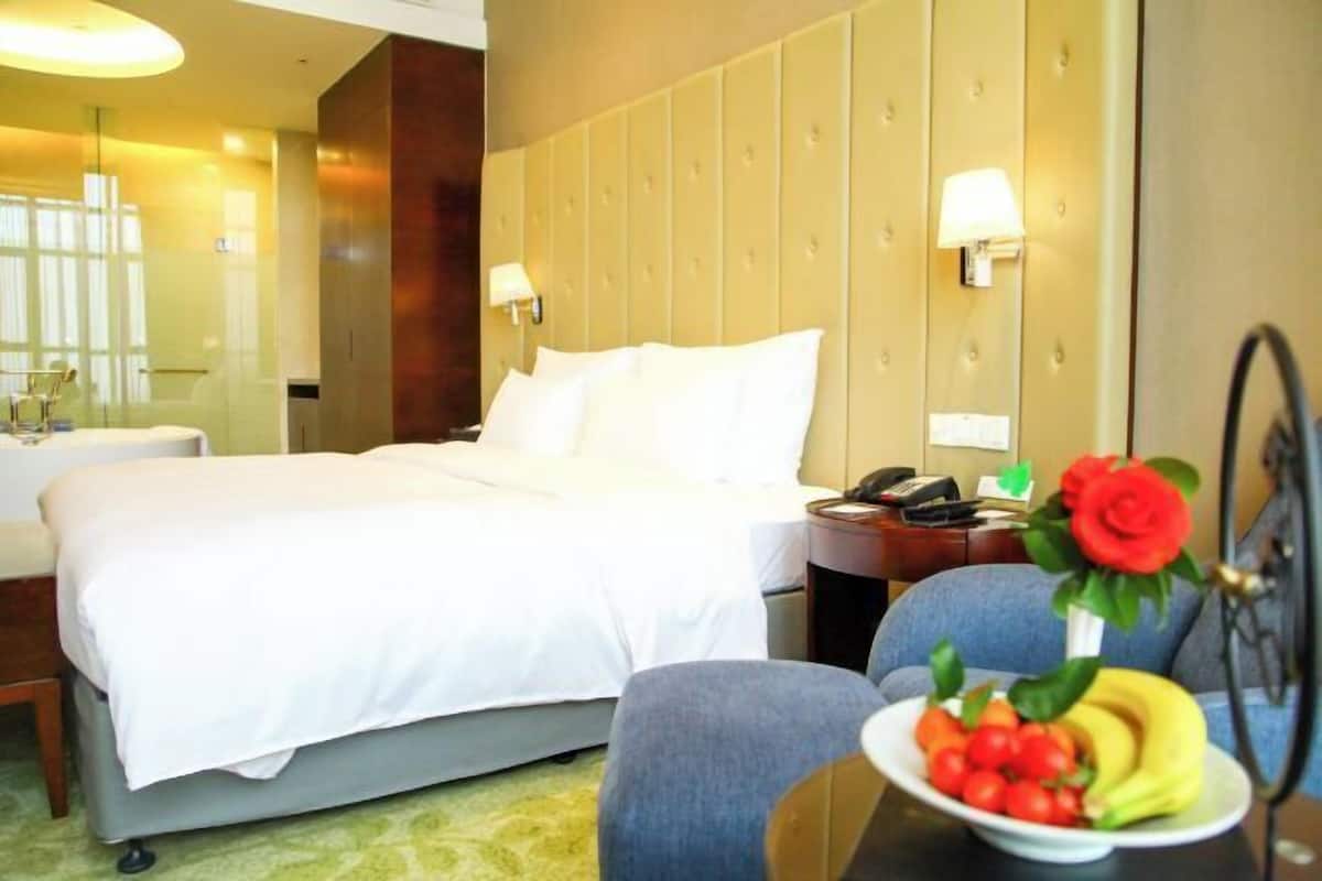 In-room safe, free WiFi, bed sheets