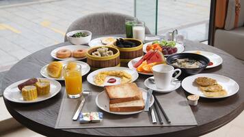 Daily buffet breakfast (CNY 68 per person)