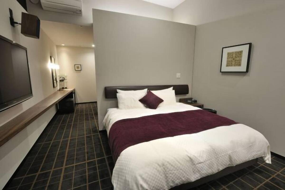 Blackout drapes, free WiFi, bed sheets