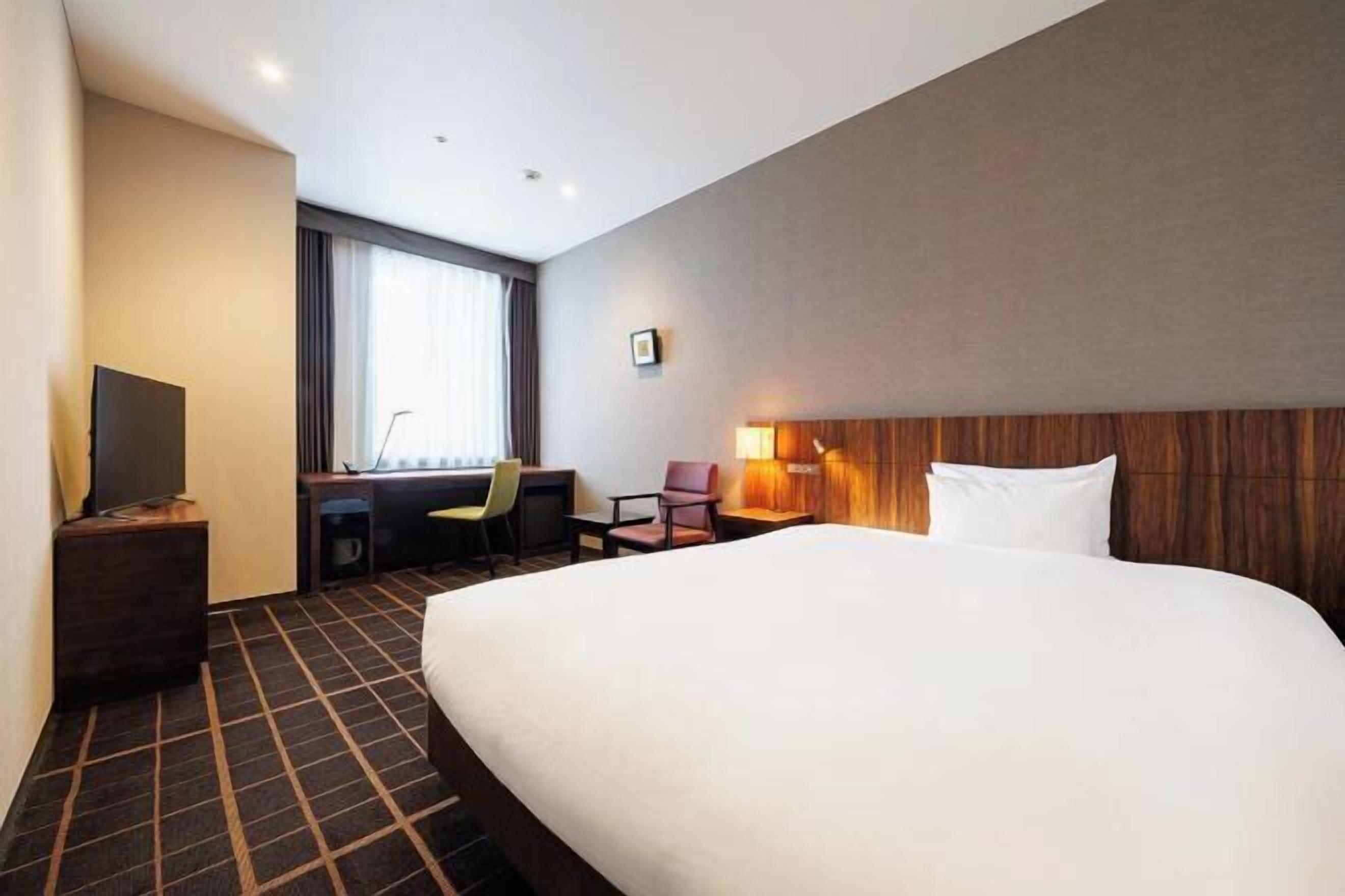 Cortinas opacas, wifi gratis, ropa de cama