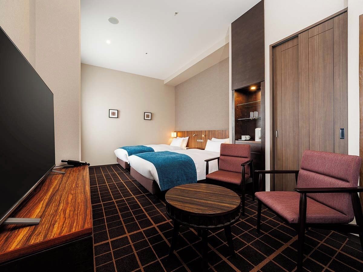 Blackout drapes, free WiFi, bed sheets