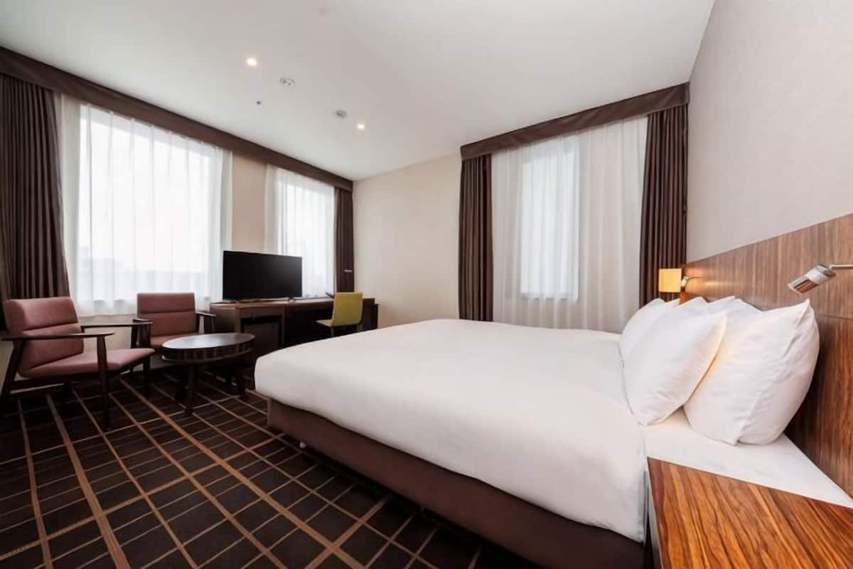 Cortinas blackout, wifi gratis y ropa de cama