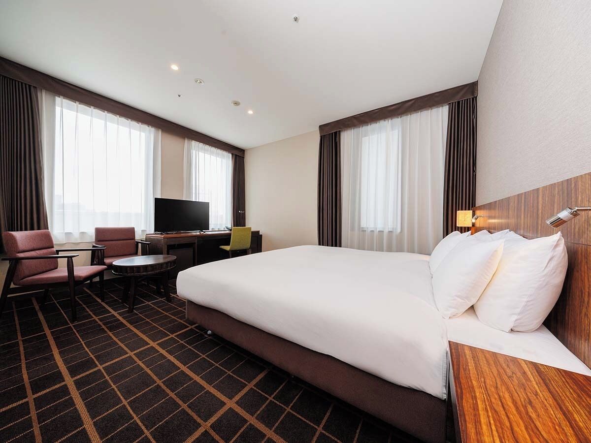Blackout drapes, free WiFi, bed sheets