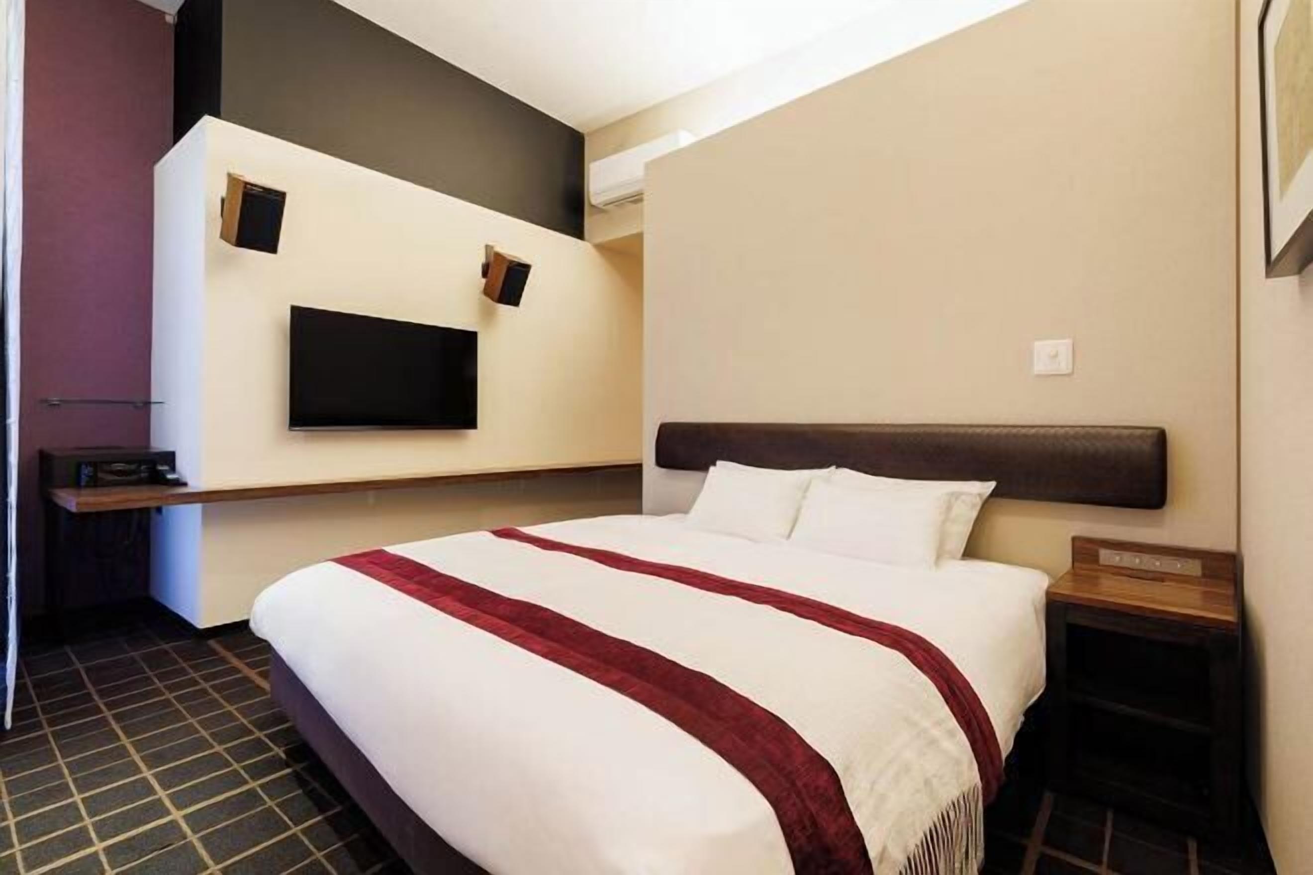 Cortinas opacas, wifi gratis, ropa de cama