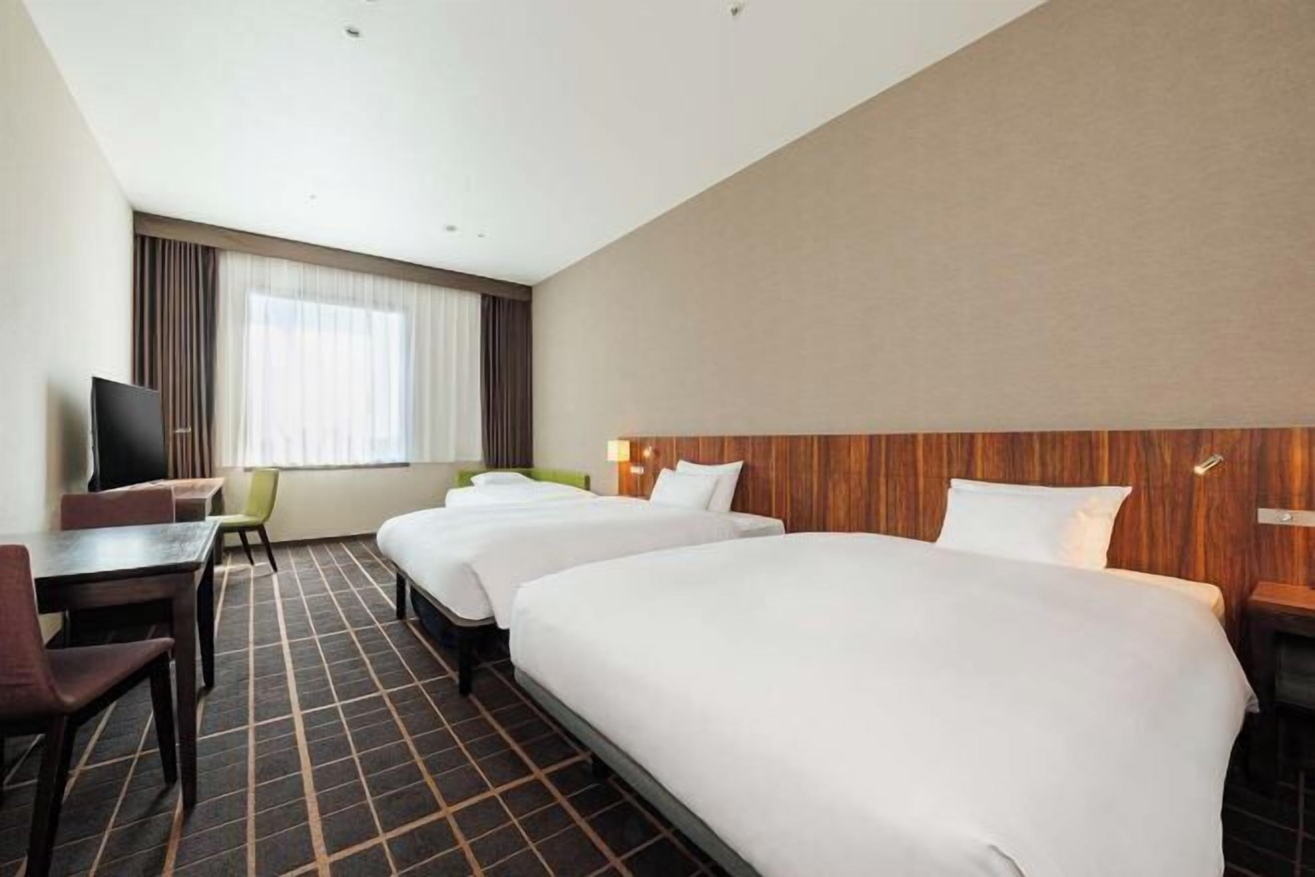 Cortinas opacas, wifi gratis, ropa de cama