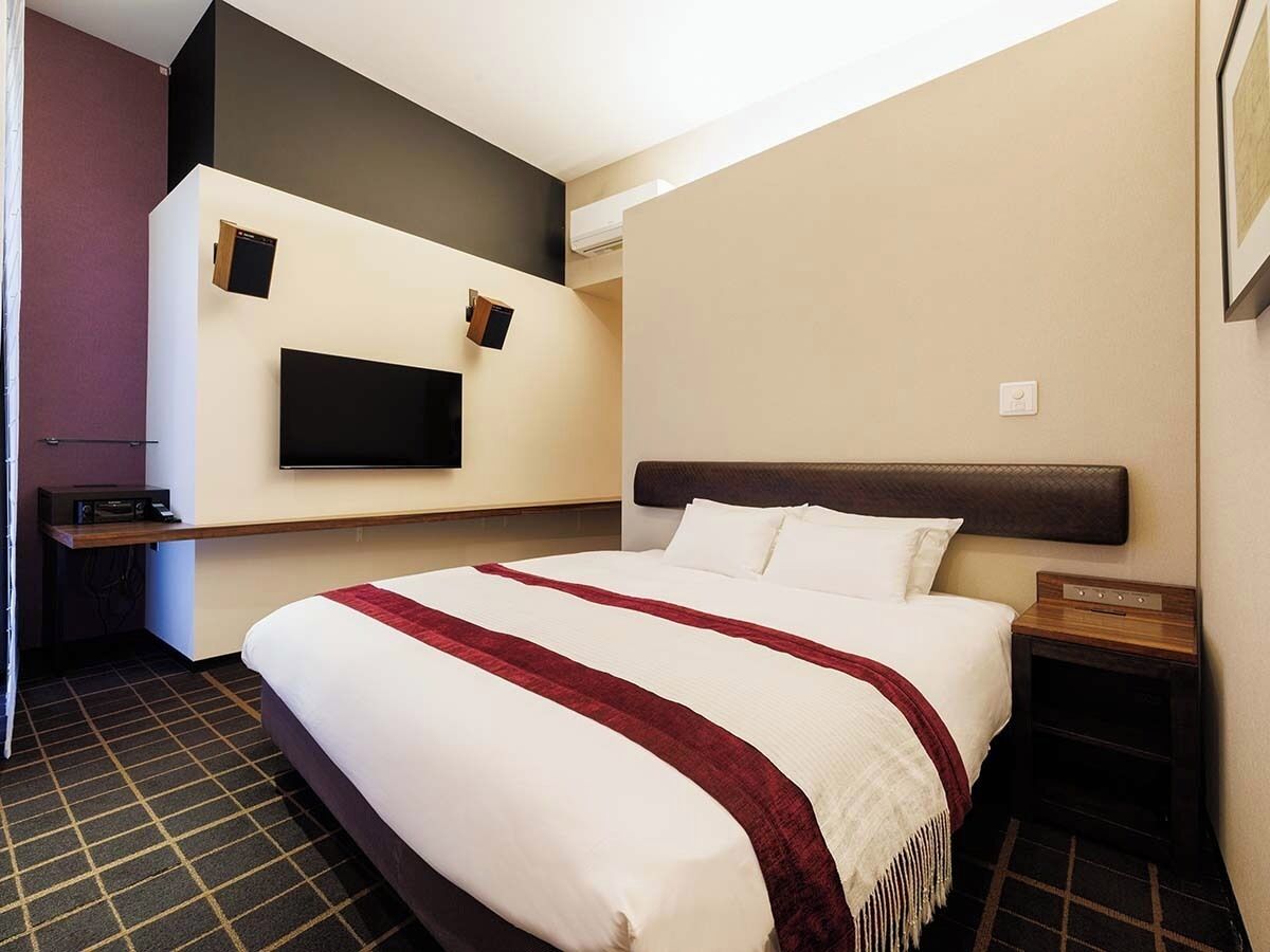 Blackout drapes, free WiFi, bed sheets