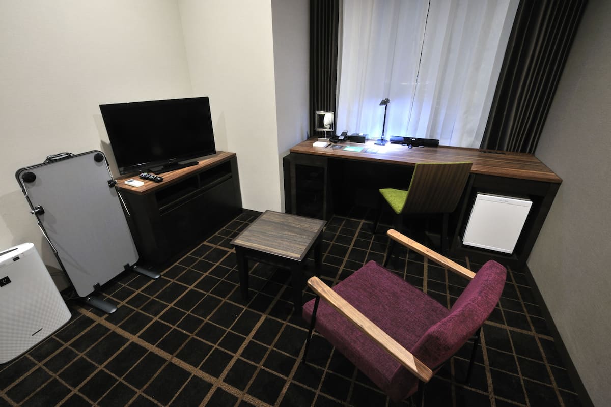 Cortinas blackout, wifi gratis y ropa de cama