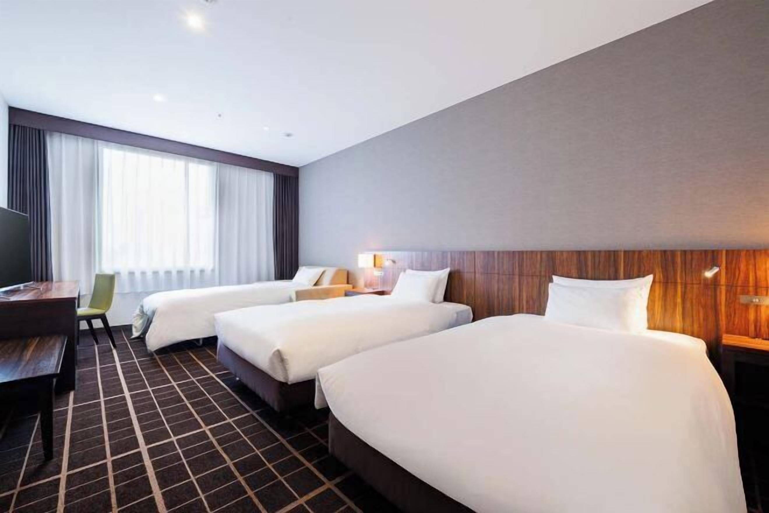 Cortinas opacas, wifi gratis, ropa de cama