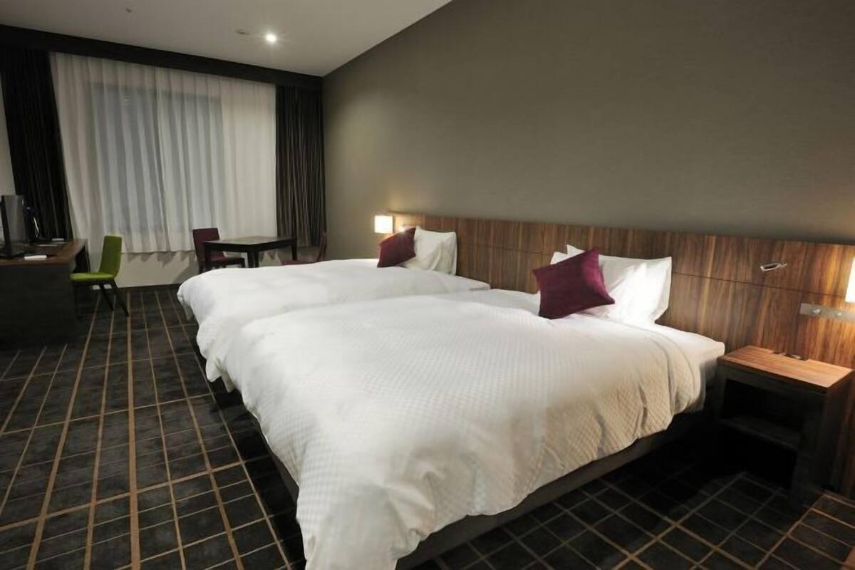 Blackout drapes, free WiFi, bed sheets