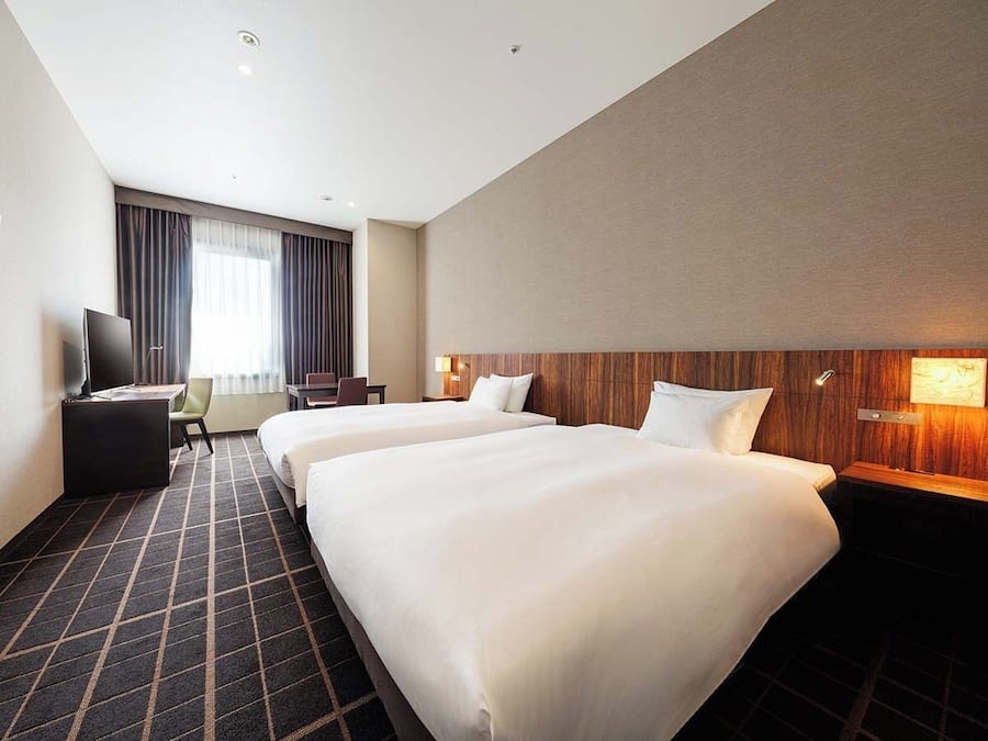 Cortinas blackout, wifi gratis y ropa de cama