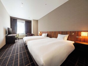 Cortinas opacas, wifi gratis, ropa de cama