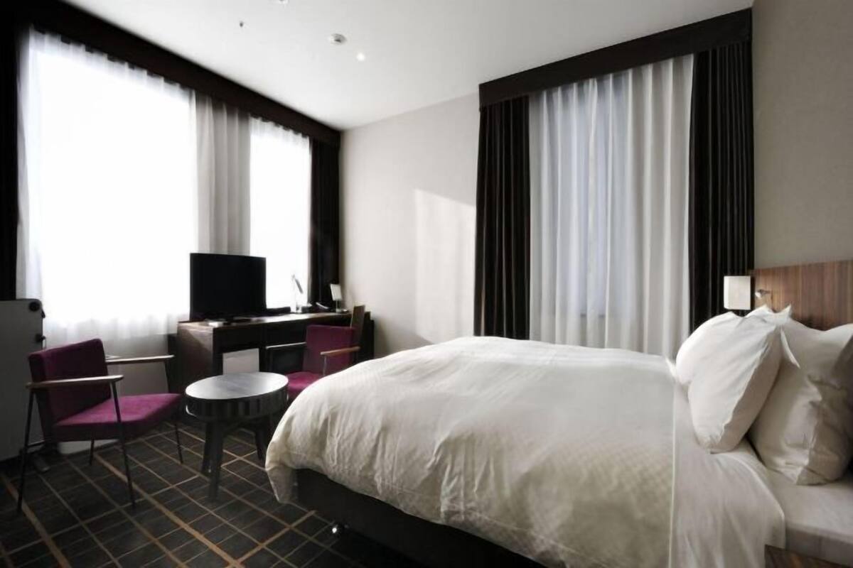 Blackout drapes, free WiFi, bed sheets