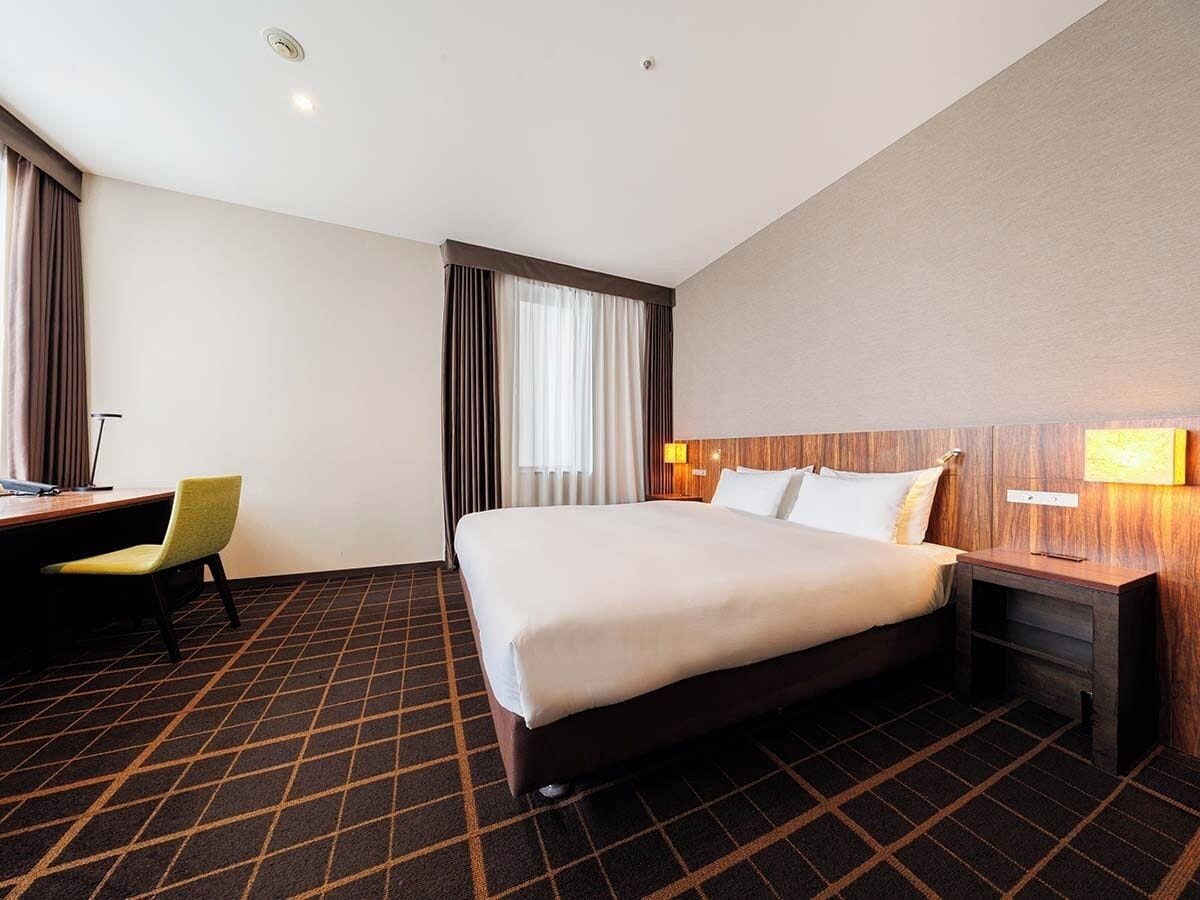 Blackout drapes, free WiFi, bed sheets