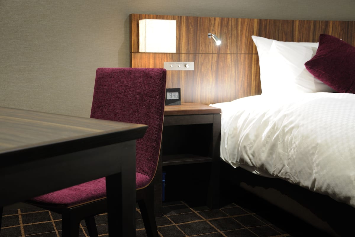 Cortinas blackout, wifi gratis y ropa de cama