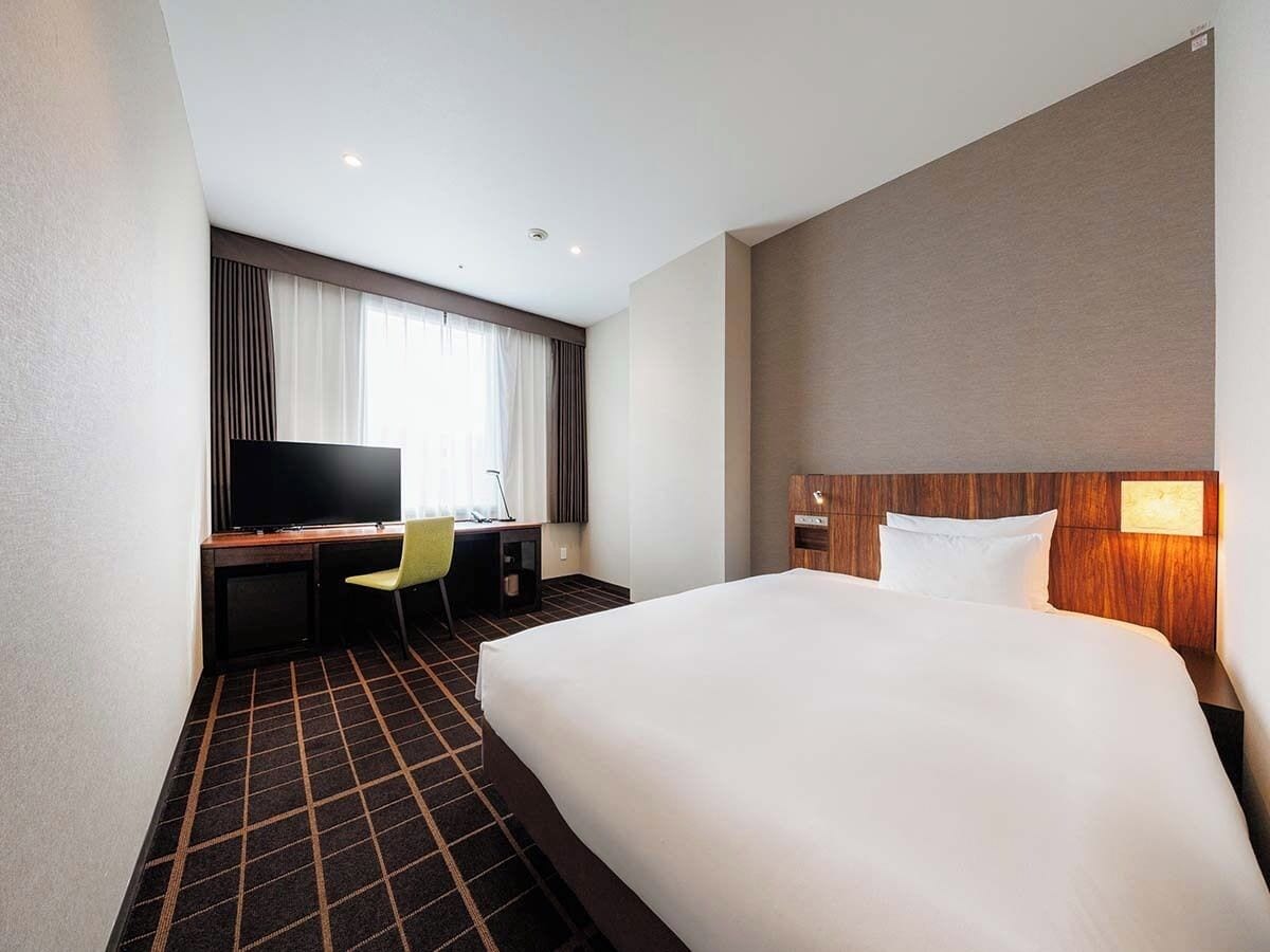 Blackout drapes, free WiFi, bed sheets