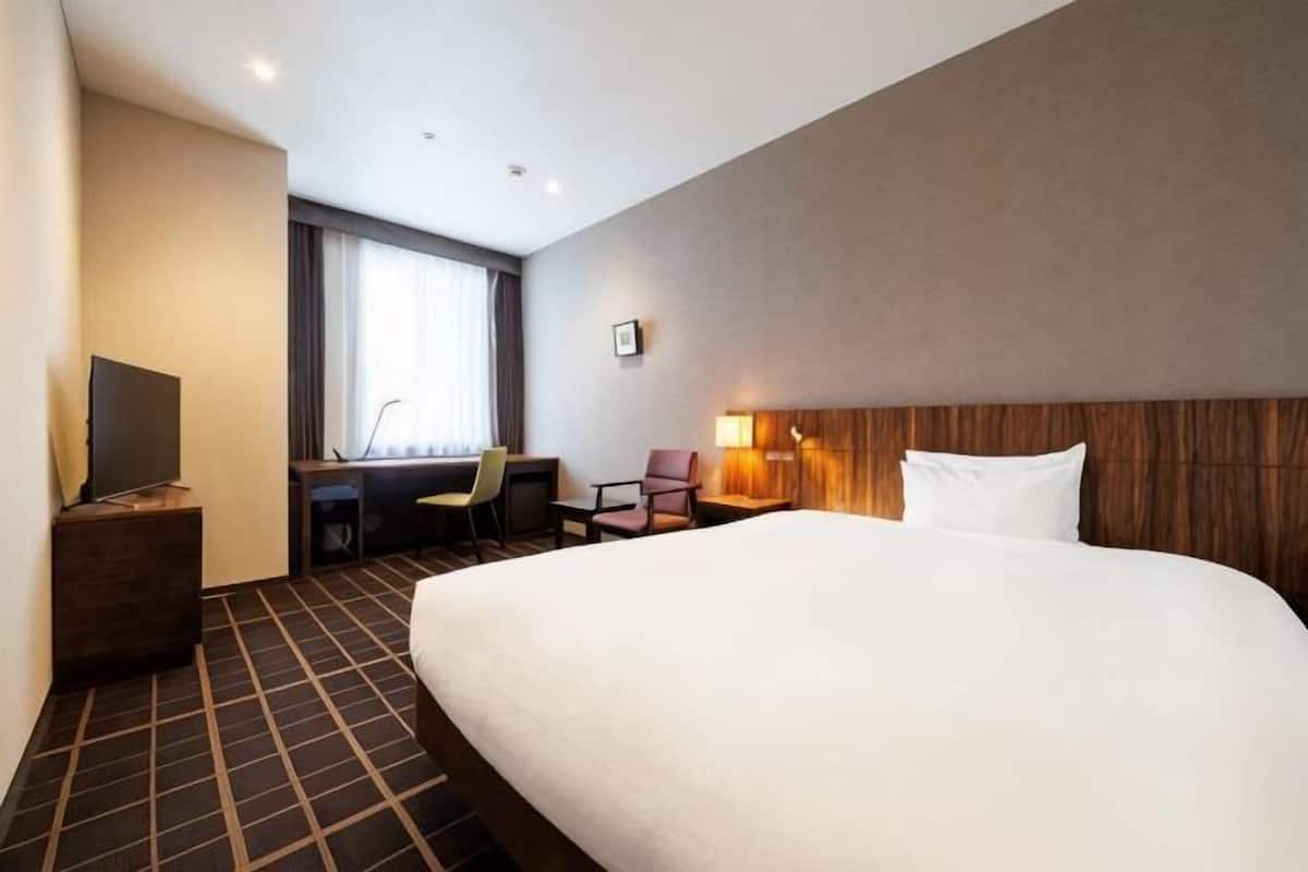 Cortinas blackout, wifi gratis y ropa de cama