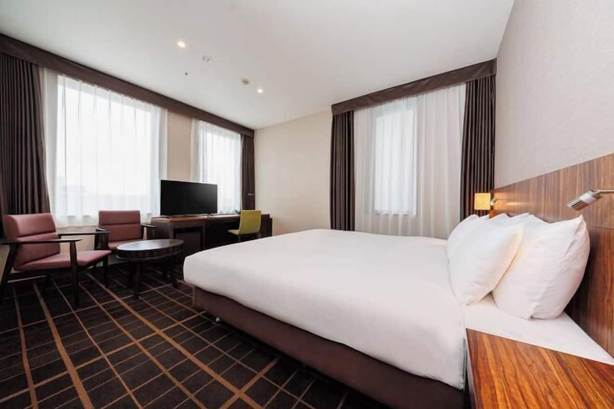 Blackout drapes, free WiFi, bed sheets