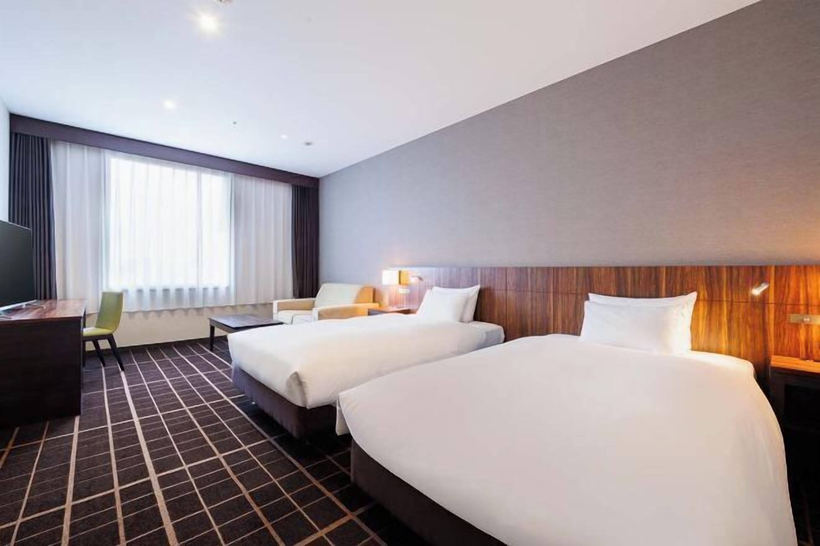 Cortinas opacas, wifi gratis, ropa de cama