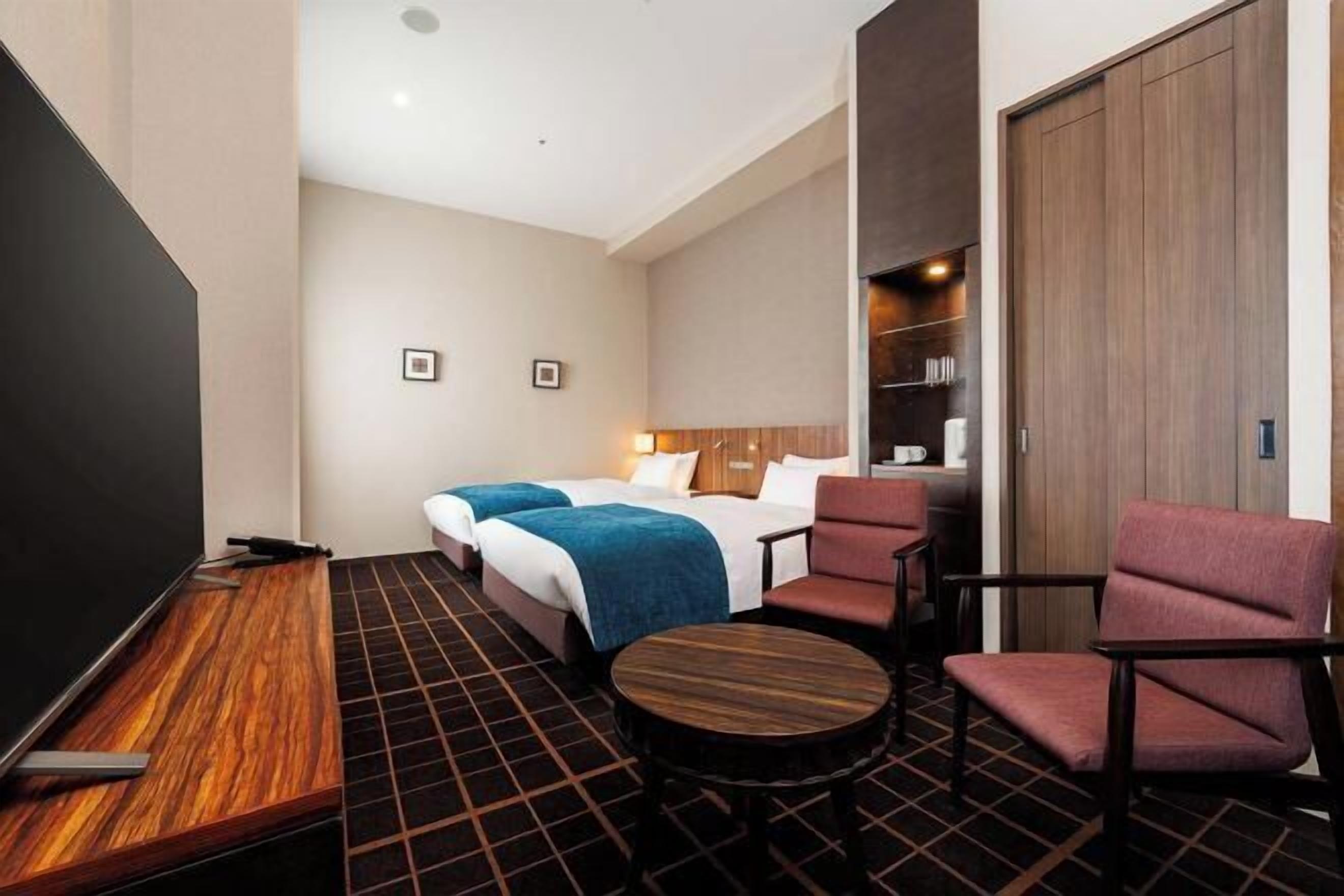 Cortinas opacas, wifi gratis, ropa de cama