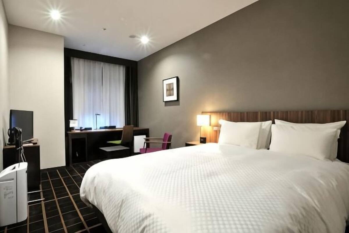 Blackout drapes, free WiFi, bed sheets