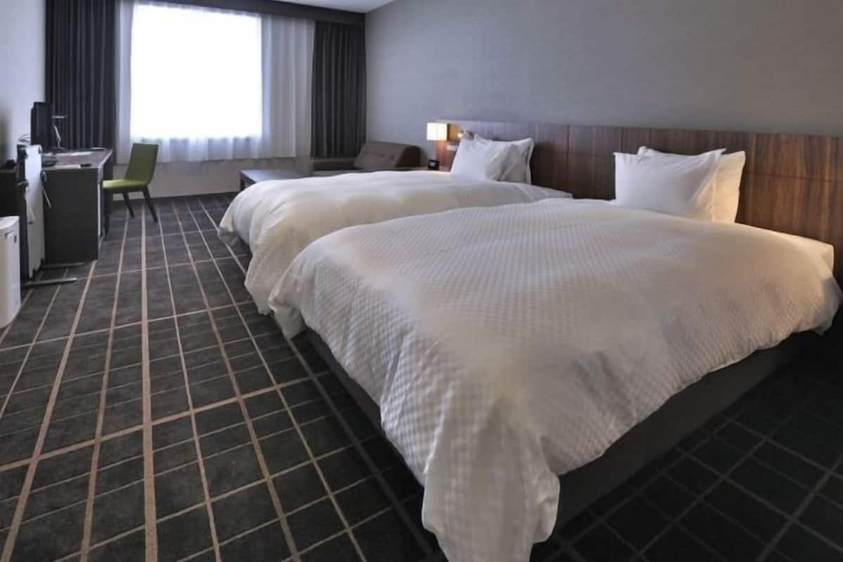 Cortinas opacas, wifi gratis, ropa de cama