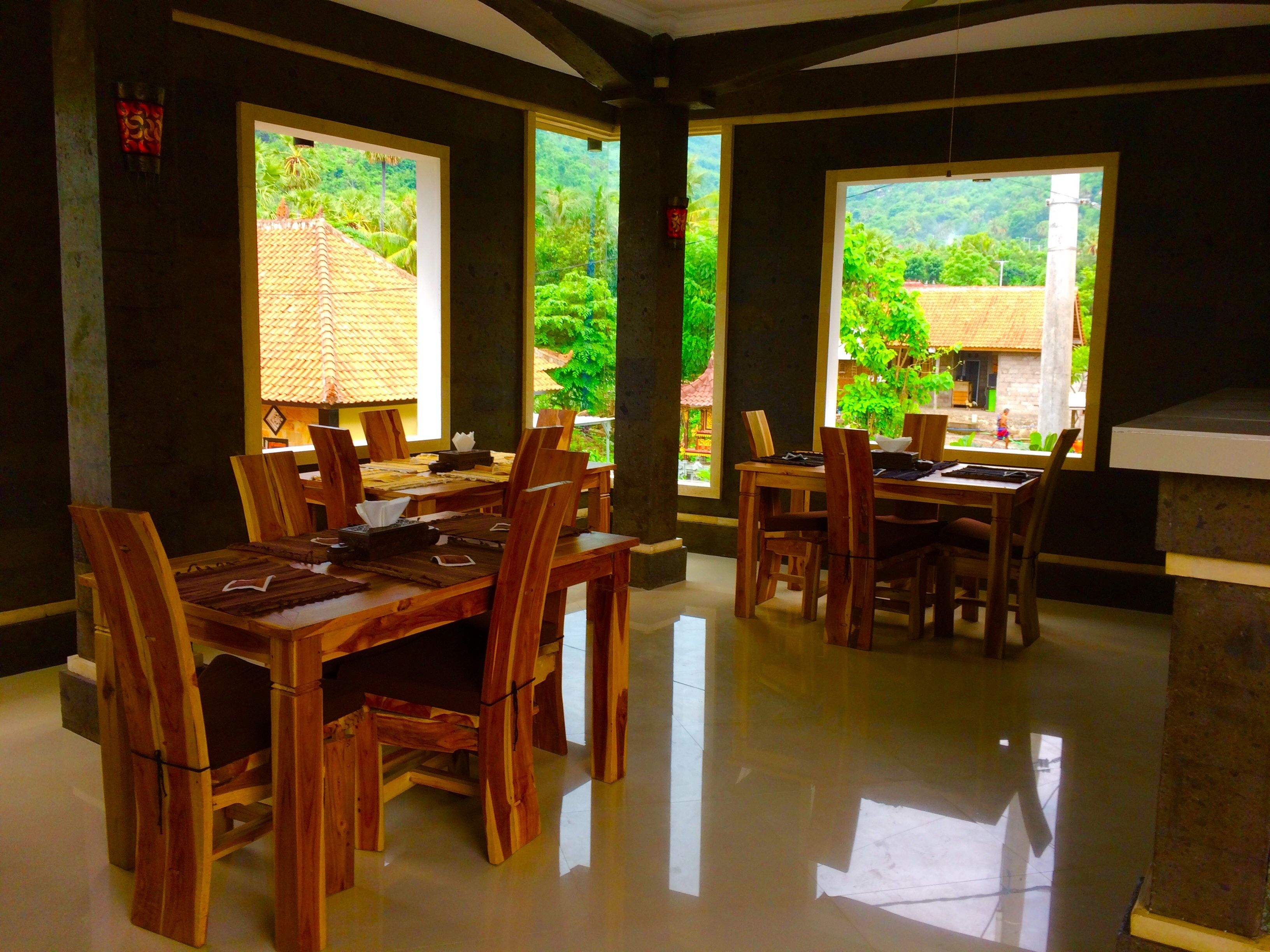 Se sirven desayunos, almuerzos y cenas; cocina local e internacional