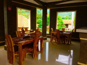 Se sirven desayunos, almuerzos y cenas; cocina local e internacional