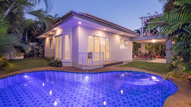 A modern house with a swimming pool, surrounded by tropical plants. - Leelawadee Pool Villa (Sattahip)