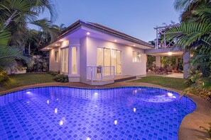 A modern house with a swimming pool, surrounded by tropical plants. - Leelawadee Pool Villa (Sattahip)