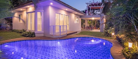 Exclusive-Villa, 3 Schlafzimmer, Poolblick | 3 Schlafzimmer, Bettwäsche aus ägyptischer Baumwolle