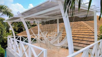 Villa – exclusive, 3 soverom, bassengutsikt | 3 soverom, sengetøy i egyptisk bomull og allergitestet sengetøy