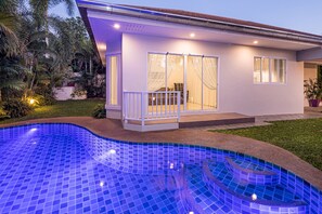 A modern house with a swimming pool, large windows, and a well-maintained garden. - Leelawadee Pool Villa (Sattahip)