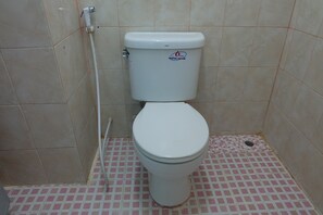 Quarto casal standard | Banheiro | Chuveiro, produtos de toalete grátis, toalhas de banho