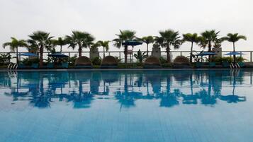 Kolam renang indoor dan kolam renang outdoor