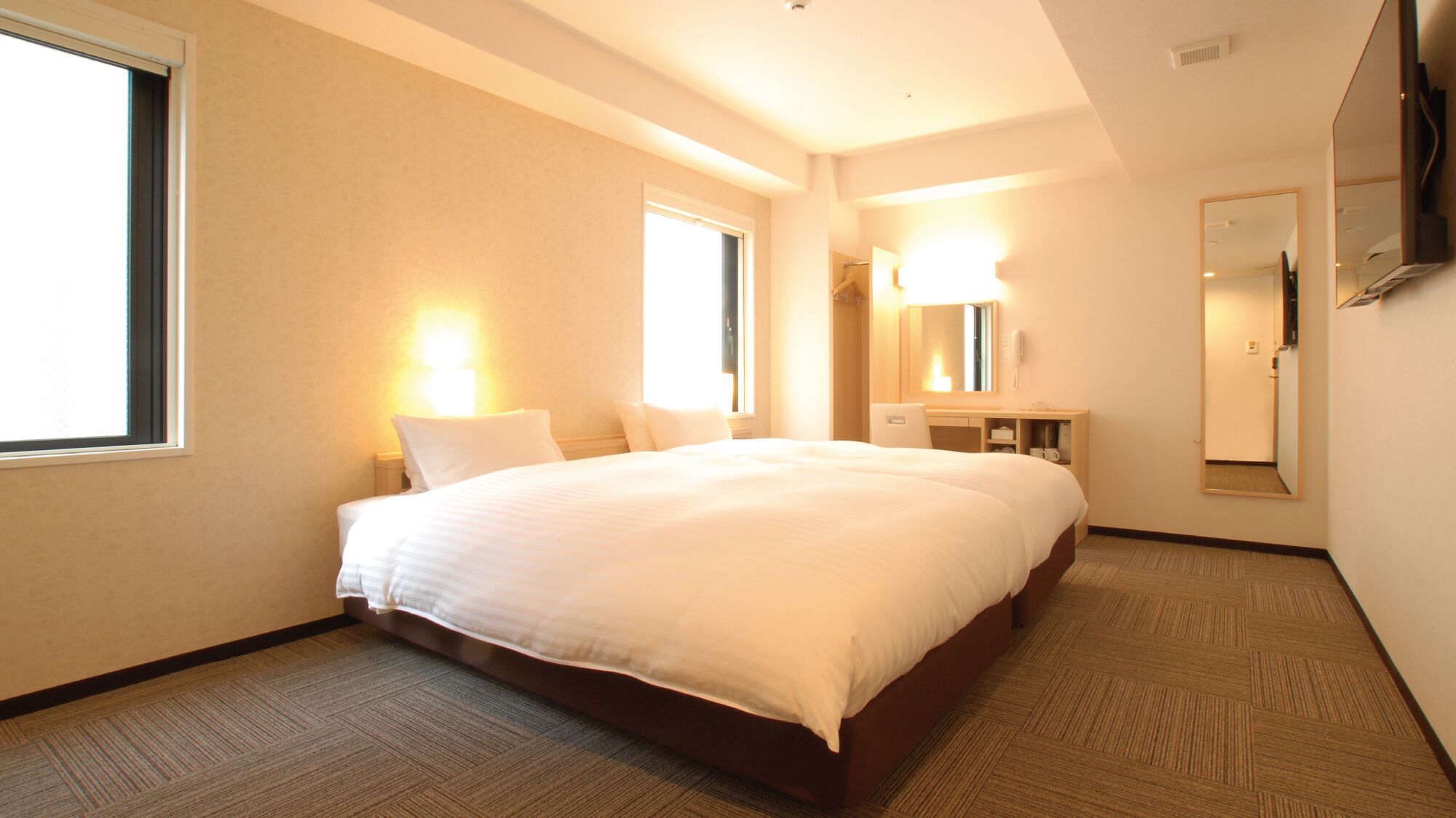 Desk, soundproofing, free WiFi, bed sheets